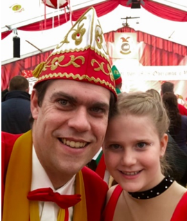 Ein Bild, das Person, rot, Mann, tragen enthält.
Automatisch generierte Beschreibung